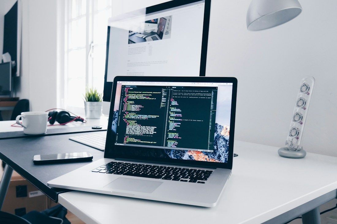 Laptop dan ruang kerja pengembangan teknologi